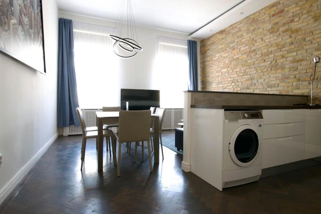 Premium Apartment By Hi5- Anker Apartment Budapeste Exterior foto