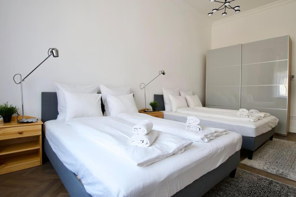 Premium Apartment By Hi5- Anker Apartment Budapeste Exterior foto
